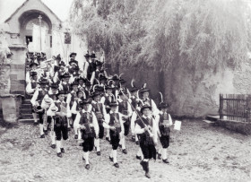 1954-Ausrueckung in Rittner Volltracht