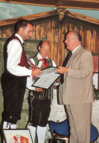 2002-Uebergabe der goldenen Verdienstmedalie